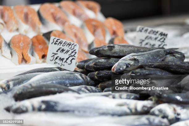 fresh fish for sale at a market - sea bream stock pictures, royalty-free photos & images