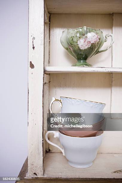 teetassen wohndekoration - broken cup stock-fotos und bilder