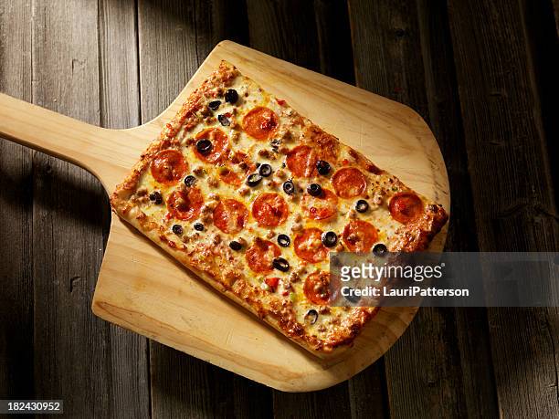 pizza suprema - rectangle fotografías e imágenes de stock