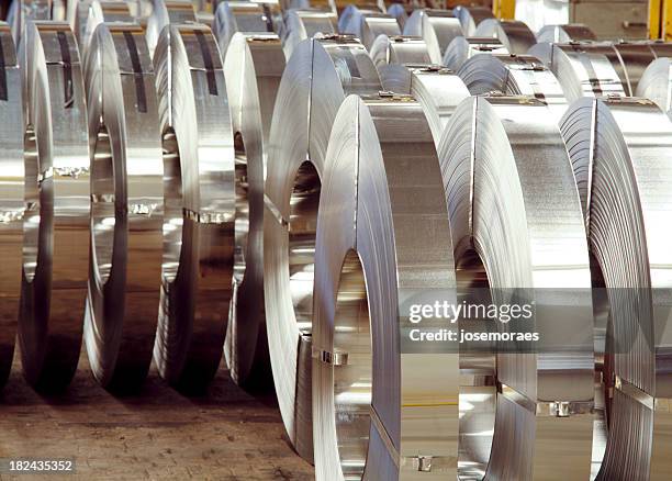 steel federn in einer fabrik - walzblech stock-fotos und bilder