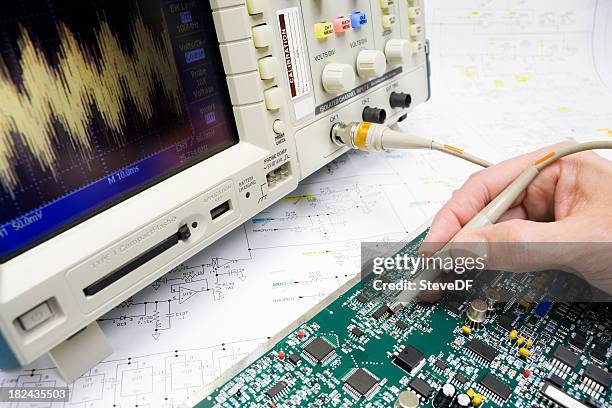 la risoluzione dei problemi dei circuiti elettronici - oscilloscopio foto e immagini stock