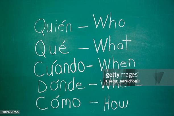 the 5 ws in spanish on a chalkboard  - niet westers schrift stockfoto's en -beelden