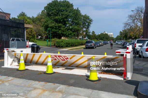 die barriere an der marinewerft in boston, der heimat der uss constitution. - baustellenabsperrung stock-fotos und bilder