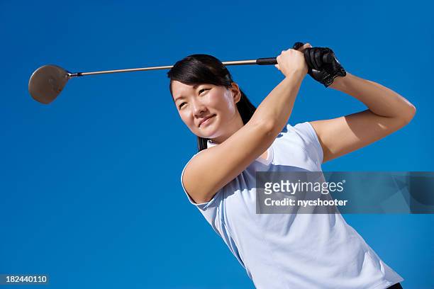 jungen weiblichen golfer abschlagen - golf girls stock-fotos und bilder