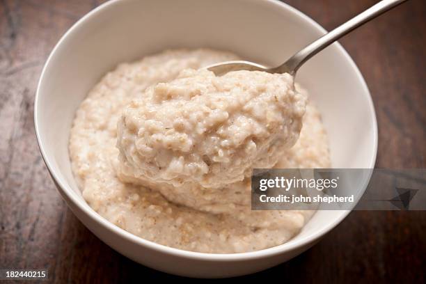 piatto di porridge - fiocchi di avena foto e immagini stock