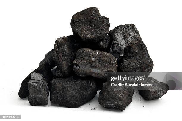 pequeña pila de carbón - carbón fotografías e imágenes de stock