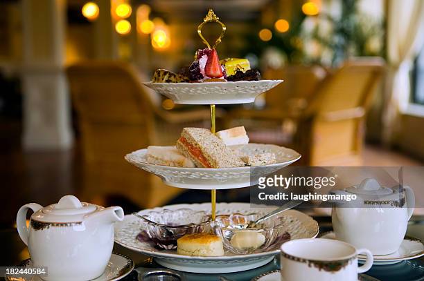 traditioneller nachmittagstee - english tea stock-fotos und bilder