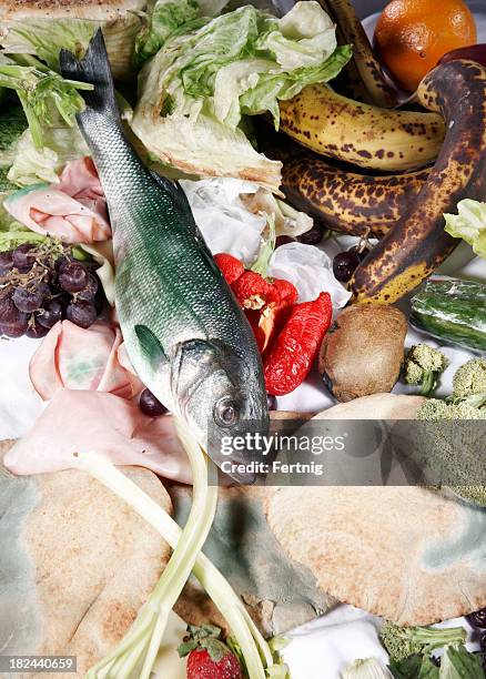 sciupato e lo spreco di cibo che verrà respinta. - marcio foto e immagini stock