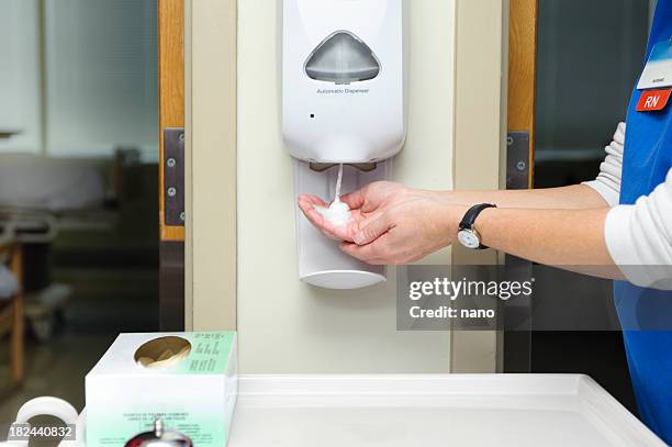 using hand sanitizer - handdesinfectiemiddel stockfoto's en -beelden