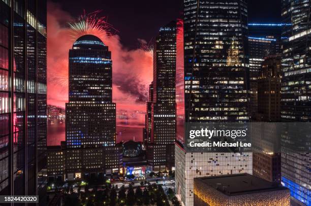 world trade center and fireworks in new york - centrum voor uitvoerende kunst stockfoto's en -beelden