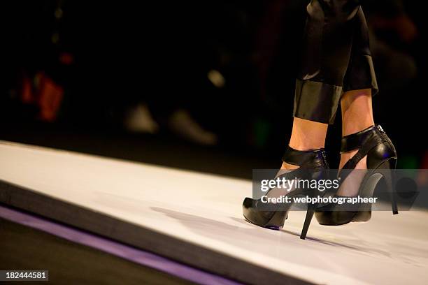 catwalk - female foot models stock-fotos und bilder