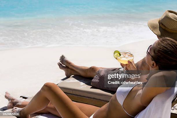 paar mit margaritas drinks am strand - margarita beach stock-fotos und bilder