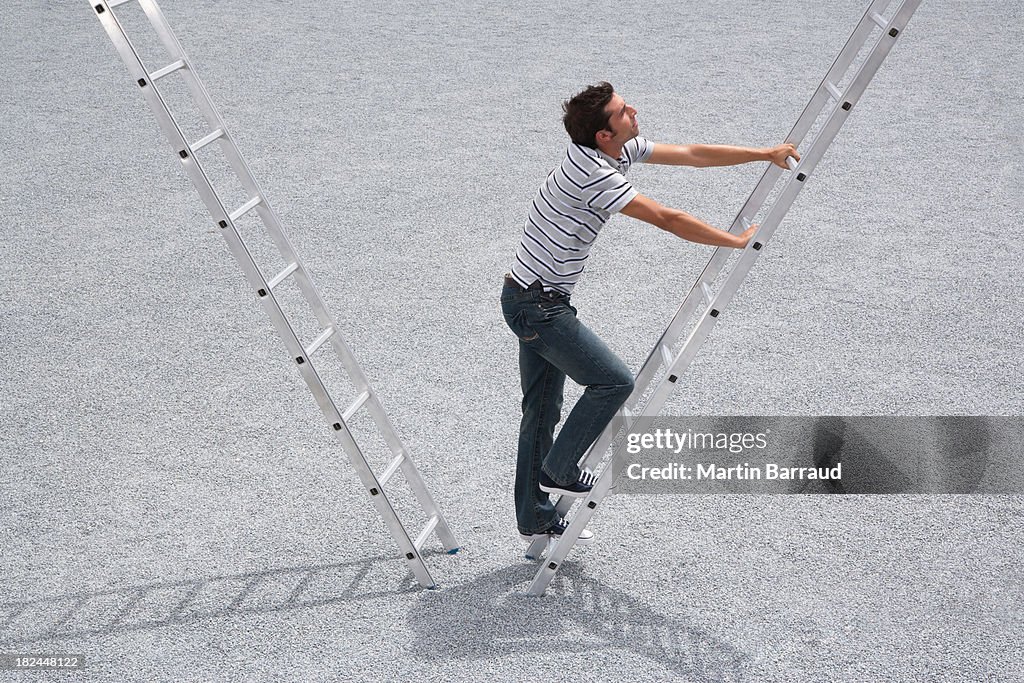 Homem escalada Escada ao ar livre