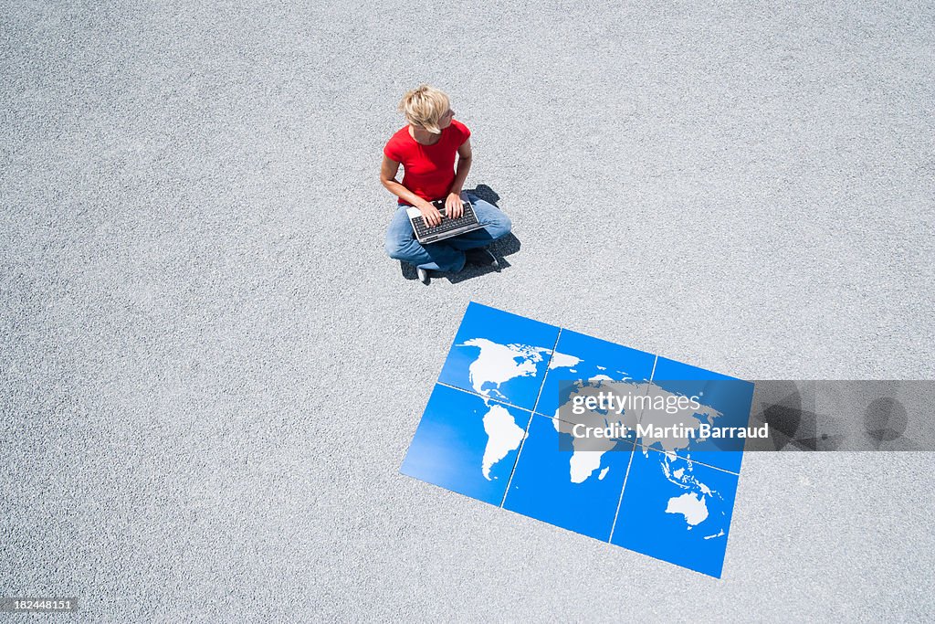 Femme en plein air avec carte du monde de puzzle