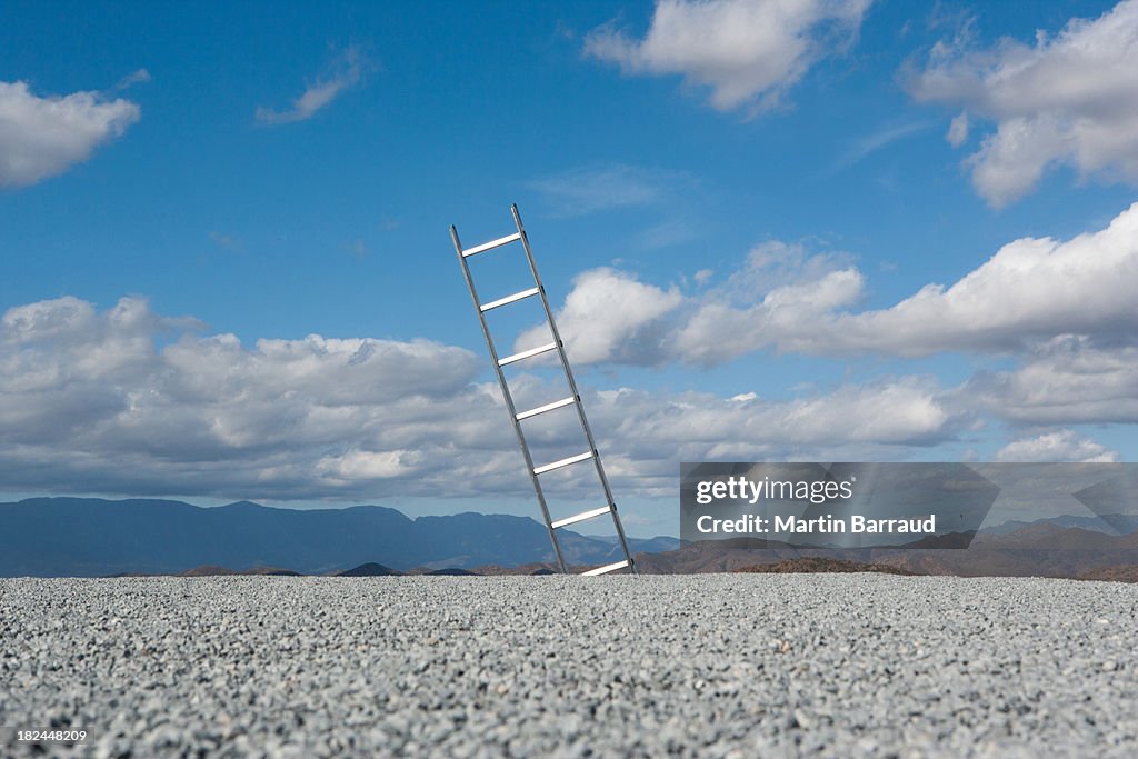 Escalera al aire libre con cielo azul y nubes