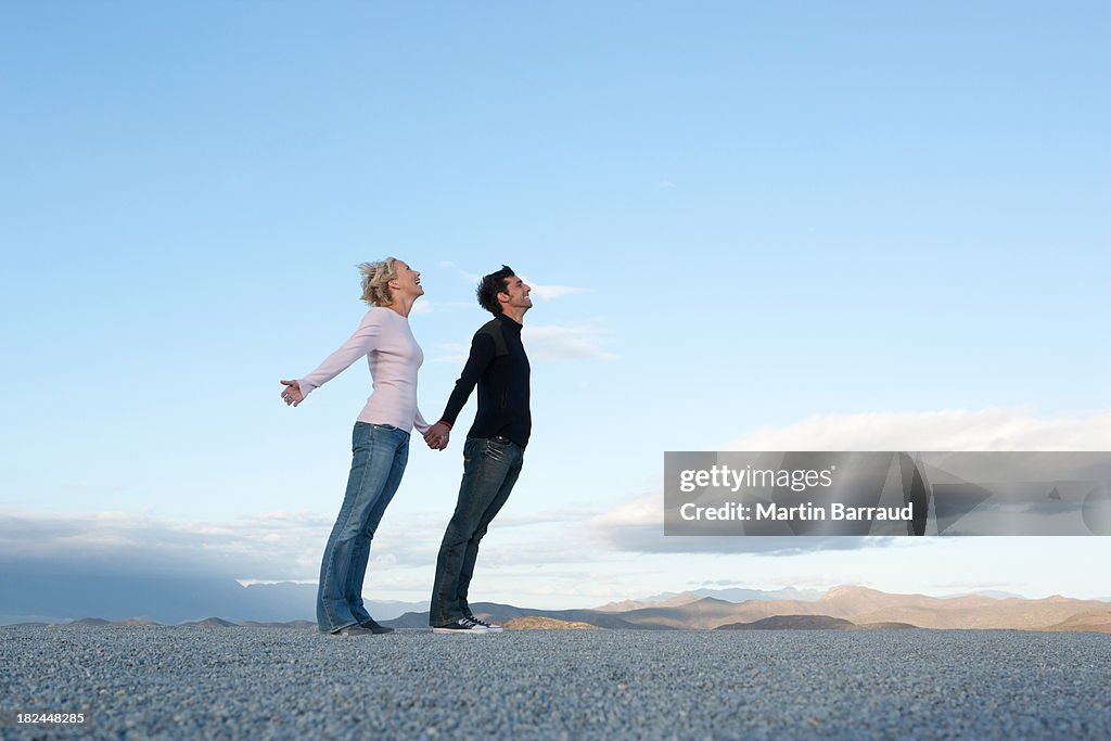 Mann und Frau schiefen in the wind