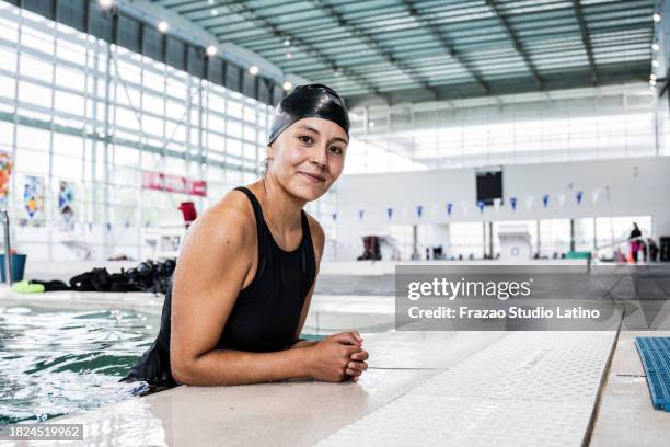 portrait d’une nageuse au bord de la piscine - studio portrait swimmer photos et images de collection