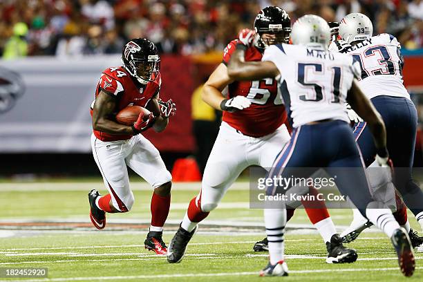 Jason Snelling of the bAtlanta Falcons carries the ball against the New England Patriots during the game at Georgia Dome on September 29, 2013 in...