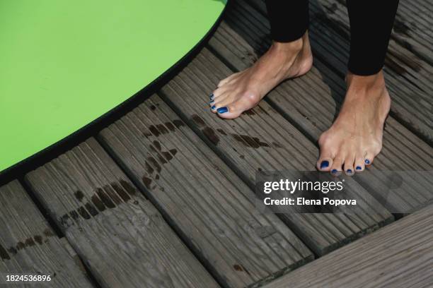 barefoot woman with bunions standing on wooden floor, top view - hallux valgus 個照片及圖片檔