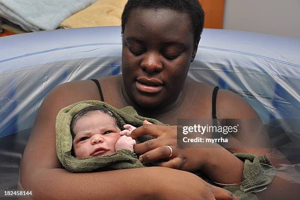 baby day~ water birth; newborn opens eyes - home birth 個照片及圖片檔