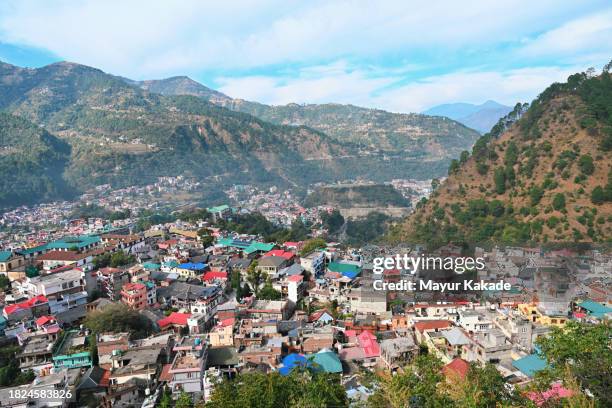 vue panoramique en hauteur de la ville de chamba dans l’himachal pradesh entourée de montagnes himalayennes - himachal pradesh photos et images de collection