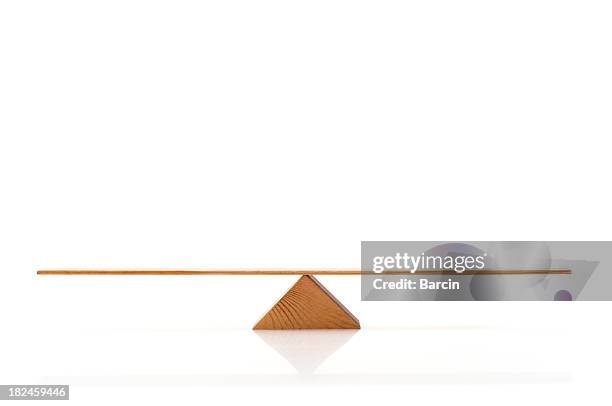 equilibrio - scale fotografías e imágenes de stock