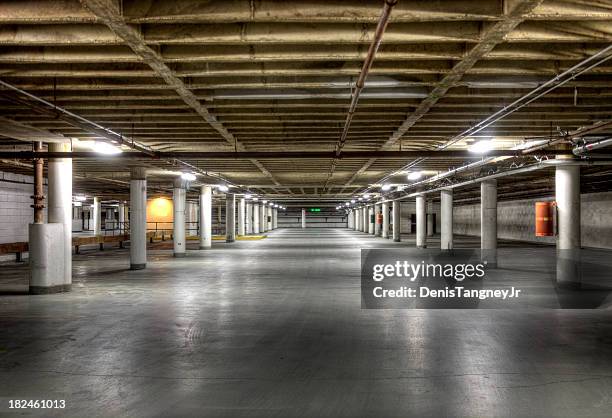 dunkle tiefgarage - unterirdisch stock-fotos und bilder