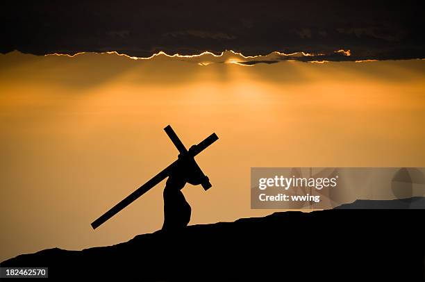 jesus christus tragen die cross - kreuzigung christi stock-fotos und bilder