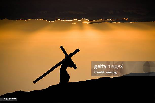 jesus christ transporte de la cruz - jesus fotografías e imágenes de stock