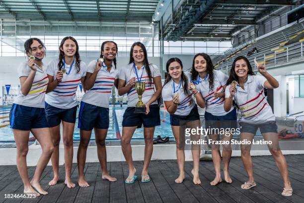portrait d’une équipe féminine de water-polo célébrant avec des médailles - studio portrait swimmer photos et images de collection