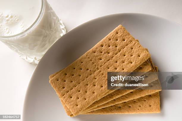 graham crackers with milk - crackers stock pictures, royalty-free photos & images