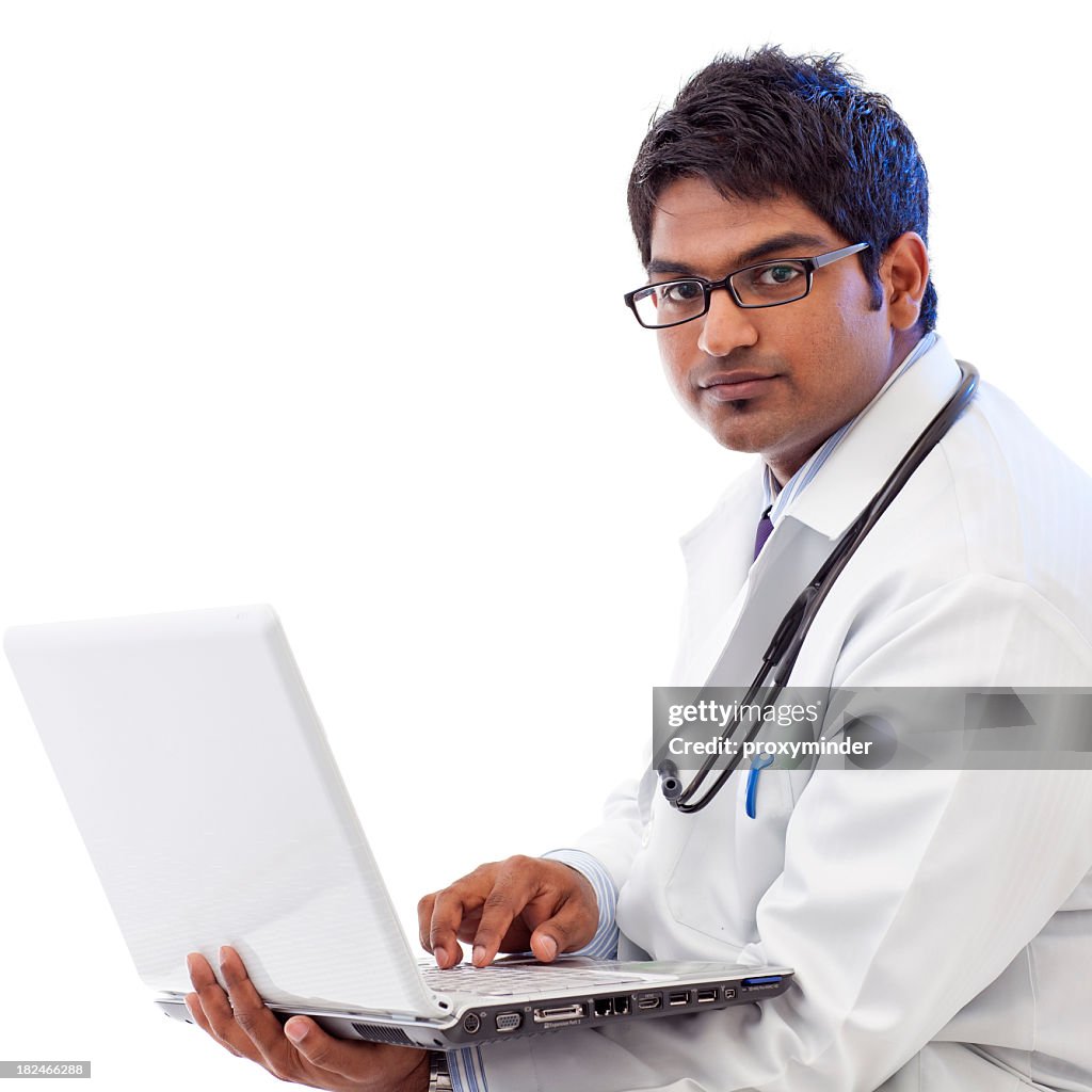 Medico lavora su computer portatile