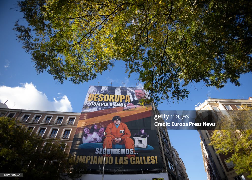 Desokupa Hangs A Tarpaulin In Madrid With Puigdemont Dressed As A Prisoner