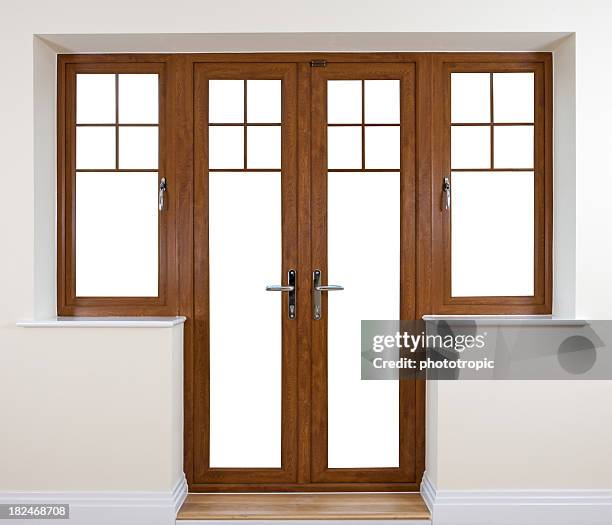 caoba puertas al jardín - marco de ventana fotografías e imágenes de stock
