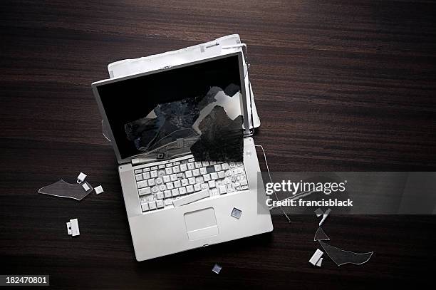 smashed laptop - broken laptop stockfoto's en -beelden