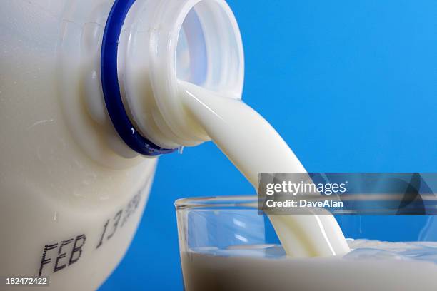 verter jarra de leche - jarra de leche fotografías e imágenes de stock