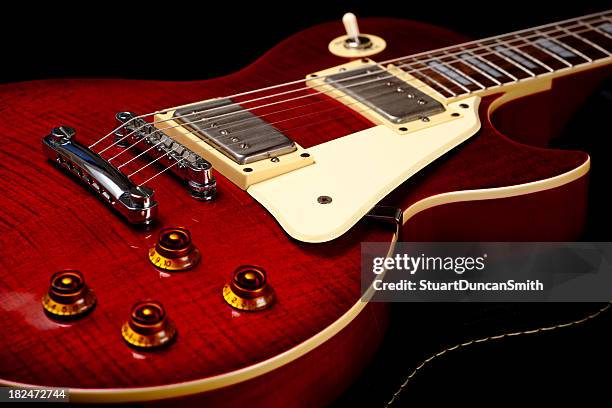 rot e-gitarre - elektrogitarre stock-fotos und bilder