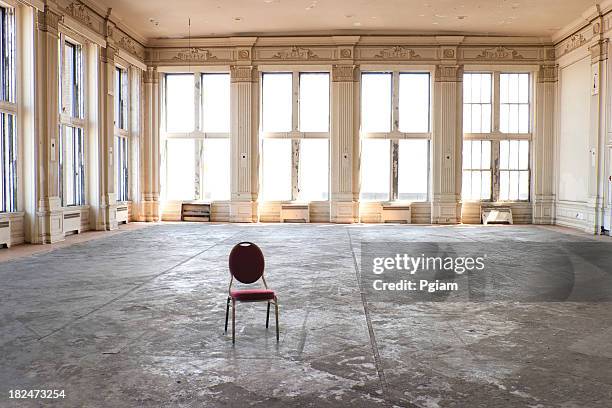 old salón de fiestas vacío - falta fotografías e imágenes de stock