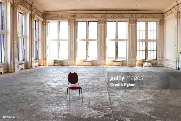 empty old ballroom - balzaal stockfoto's en -beelden