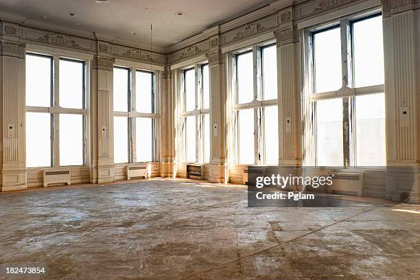 leere alte ballsaal - ballsaal stock-fotos und bilder