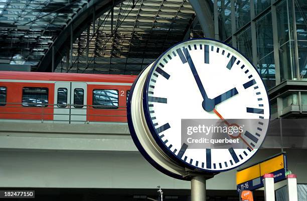 シティクロック鉄道駅 - railroad station ストックフォトと画像