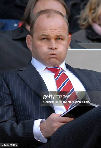 England's rugby-union head coach Andy Robinson reacts during a Test match against South Africa at Twickenham, in south west London, 18 November 2006....