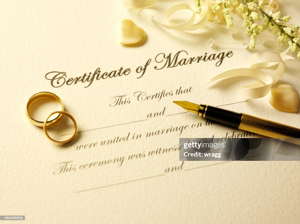 Certidão de Casamento e caneta