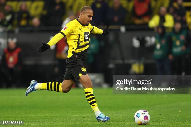 Donyell Malen of Borussia Dortmund scores the team's fourth goal during the Bundesliga match between Borussia Dortmund and Borussia Mönchengladbach...