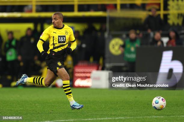 Donyell Malen of Borussia Dortmund scores the team's fourth goal during the Bundesliga match between Borussia Dortmund and Borussia Mönchengladbach...