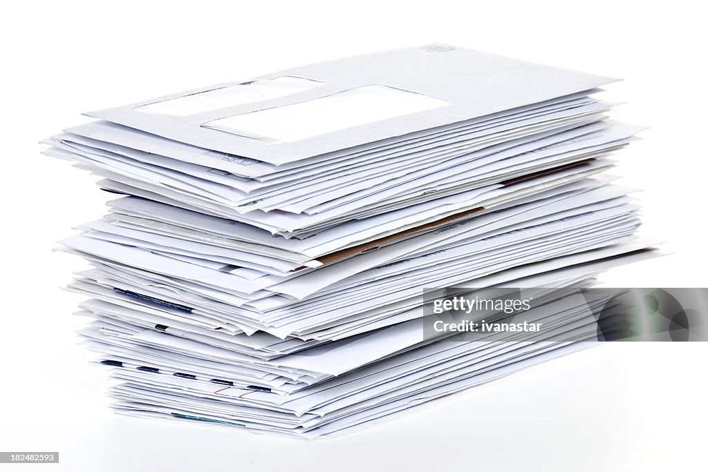 Pilha de Contas de não pagamento e Envelopes isolada no branco