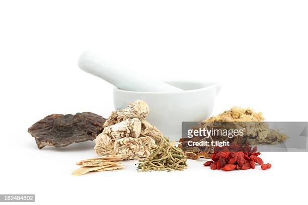 herbes médicinales chinoises et pilon - médecine chinoise par les plantes photos et images de collection