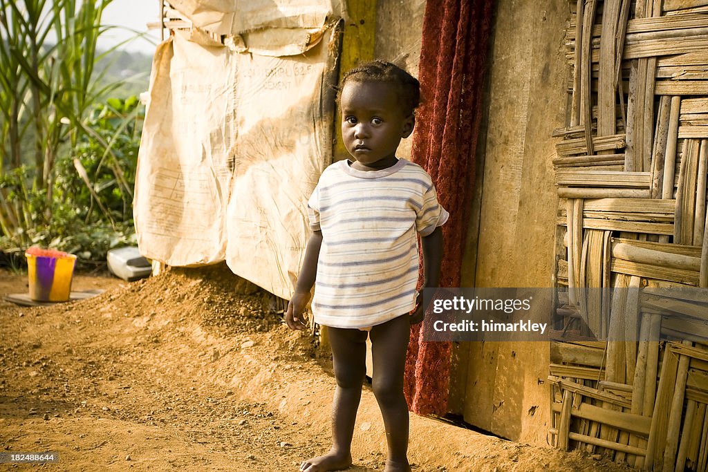 アフリカの少女の彼女の家