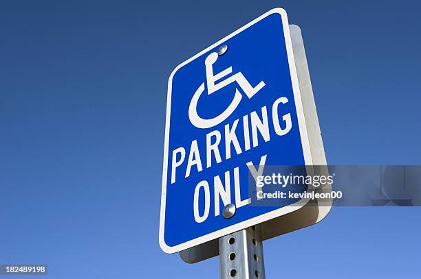 accès pour les personnes à mobilité réduite - panneau espace réservé photos et images de collection