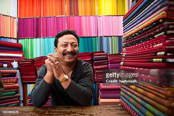 asiatique magasin de tissus - indian market photos et images de collection